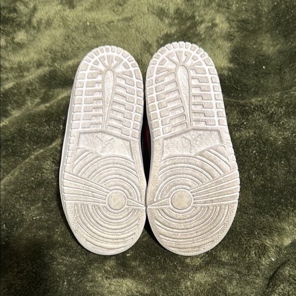 Jordan Black and Red Iconic Sneakers - Picture 4 of 5